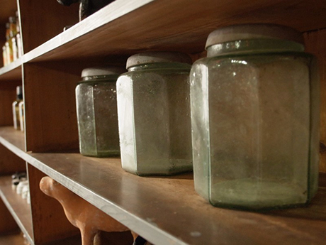 骨董品_ふたのついた硝子瓶